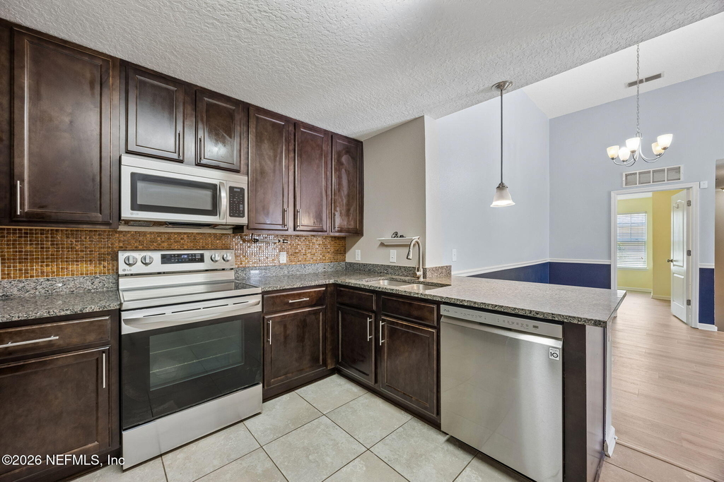 201 Larkin Place - Photo 4