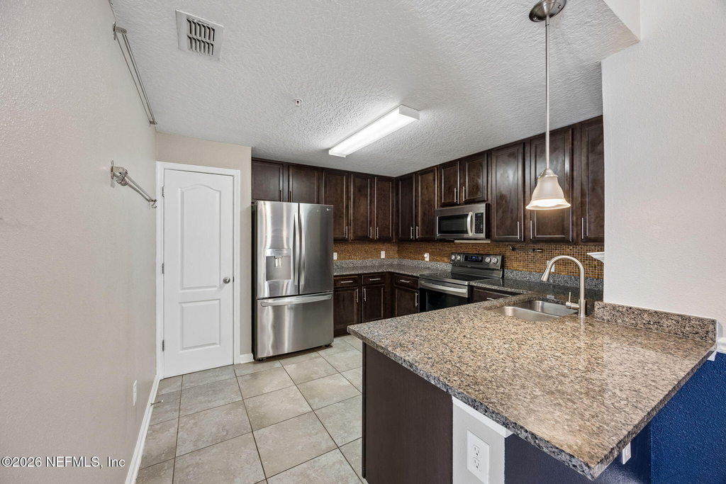 201 Larkin Place - Photo 3