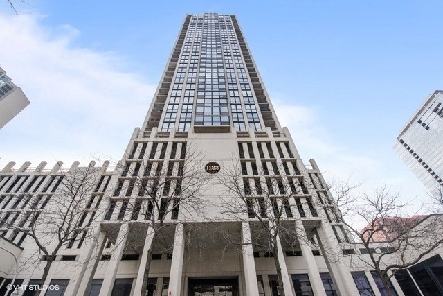 1122 N Clark Street - Photo 0