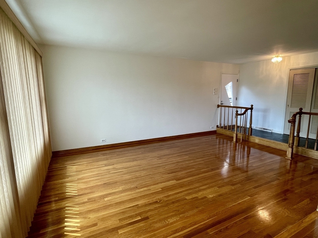 7150 N Crawford Avenue - Photo 4