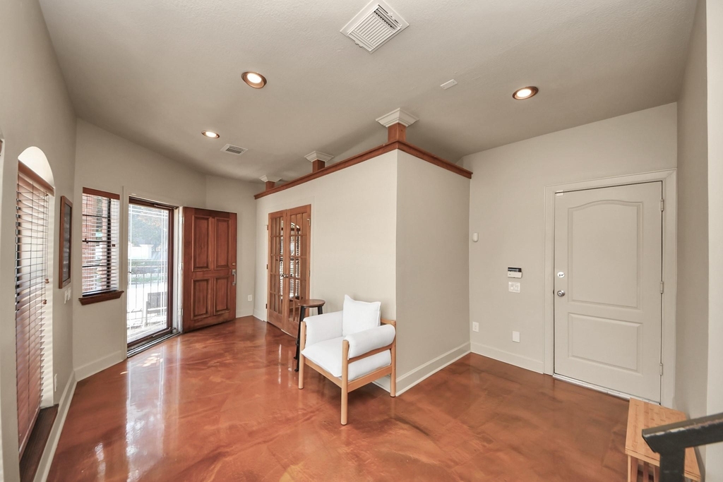 1000 Columbus Street - Photo 3
