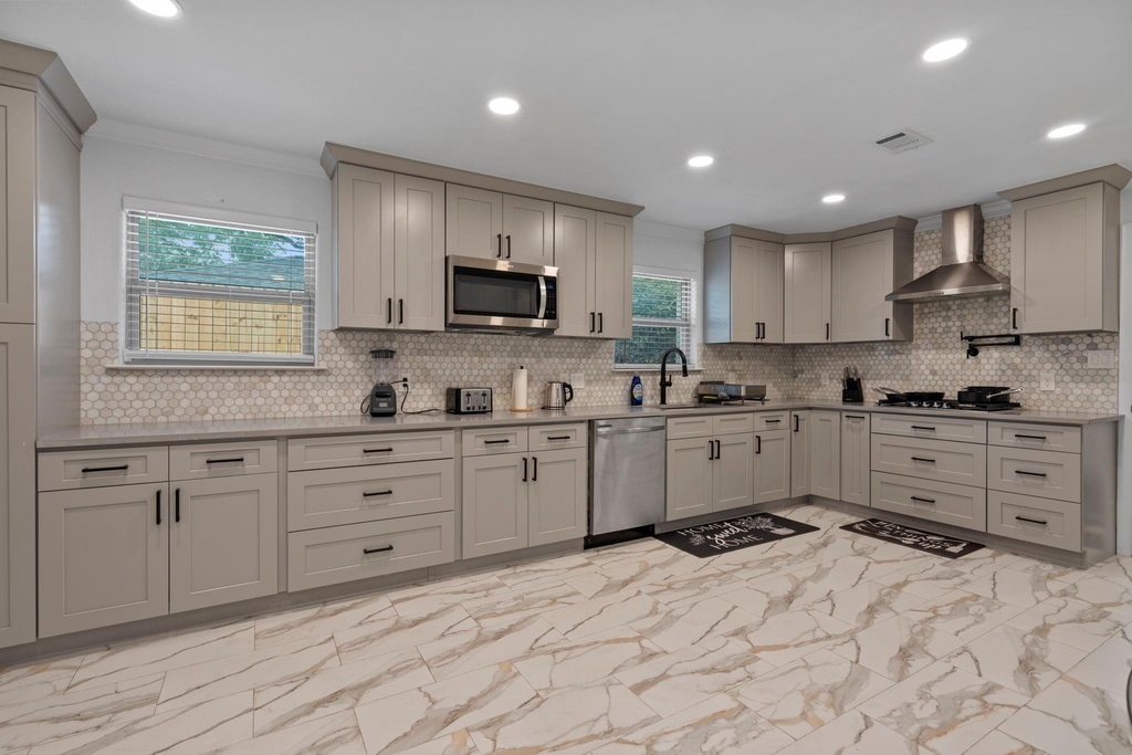 2402 Chimney Rock Road - Photo 4