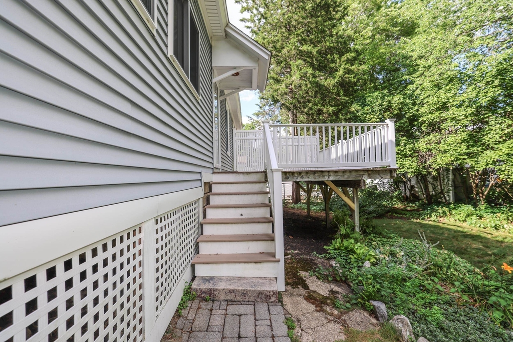 749 Maple - Photo 3
