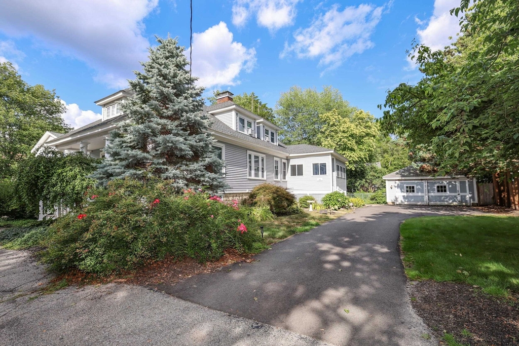 749 Maple - Photo 1