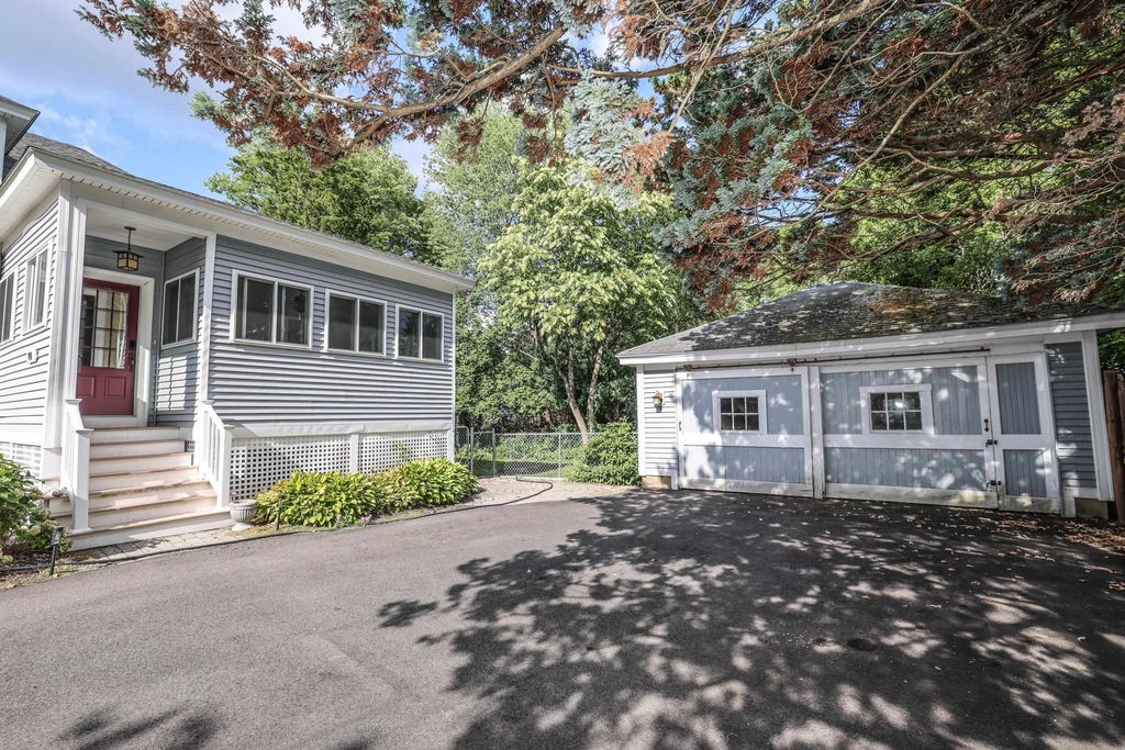 749 Maple - Photo 2