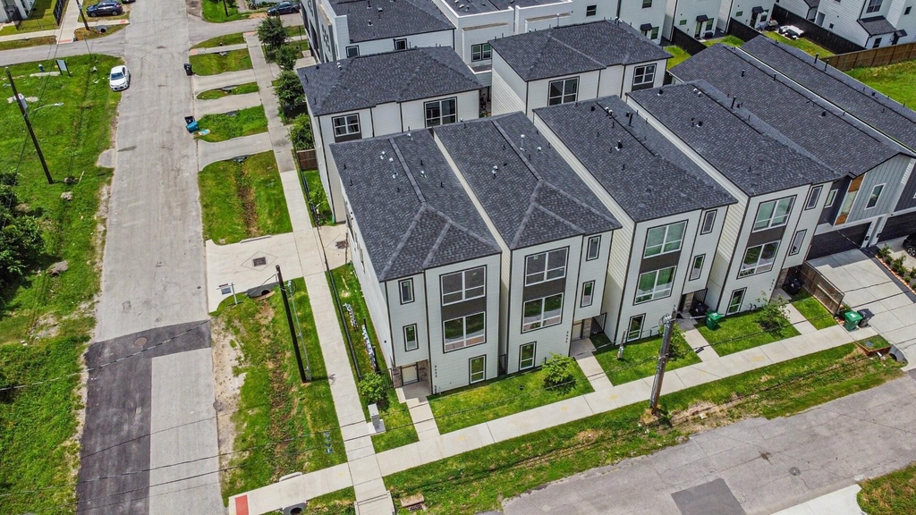 2618 Dennis Street - Photo 3
