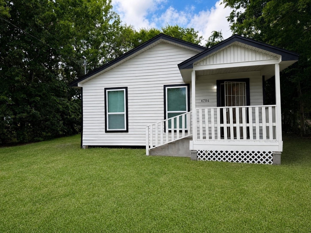 4706 N Wayside - Photo 0