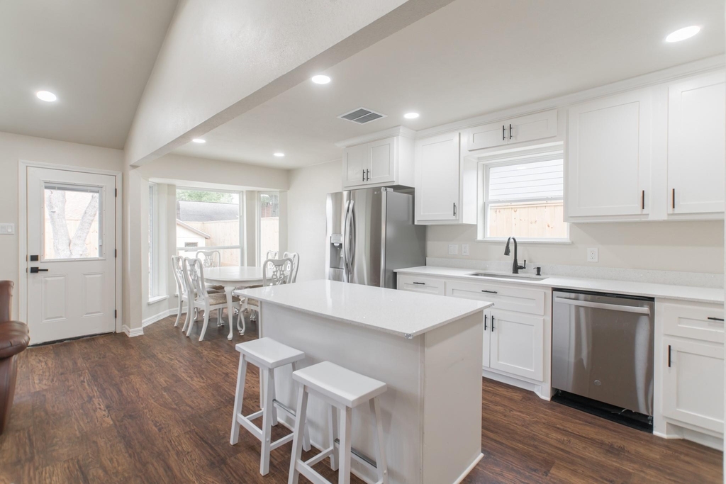 4913 Deerwood Circle - Photo 3