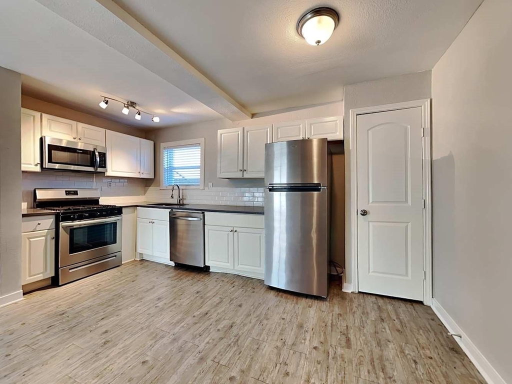 403 E Standifer Street - Photo 3