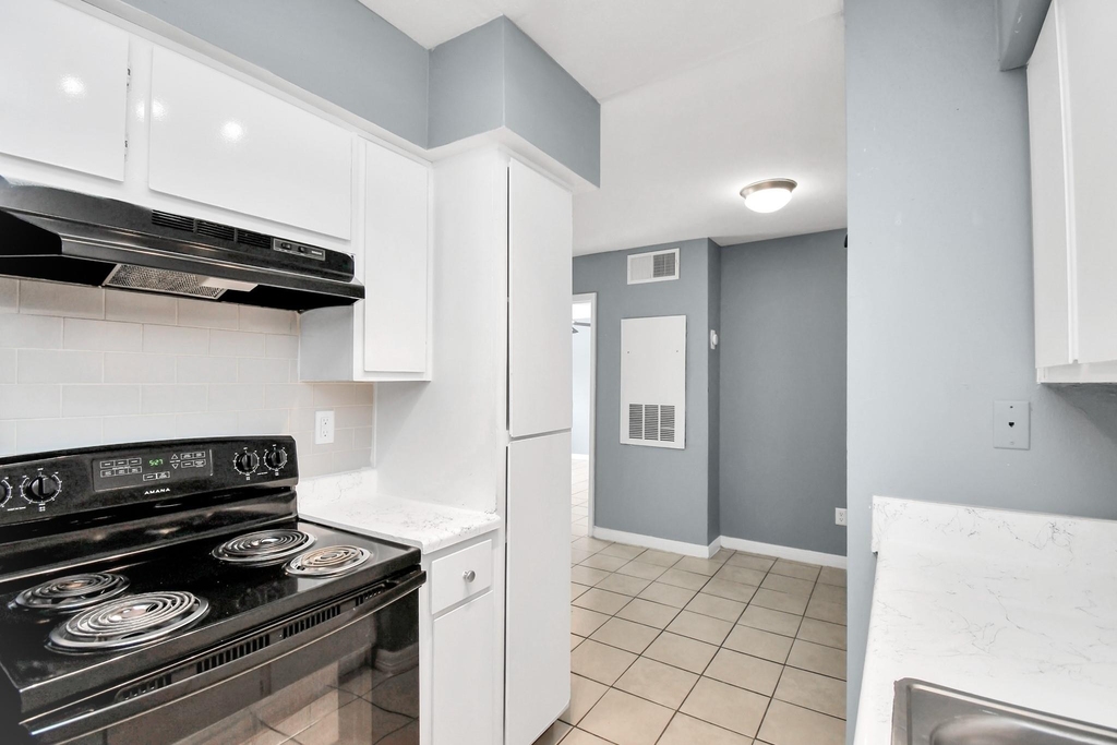 5959 Bonhomme Road - Photo 9