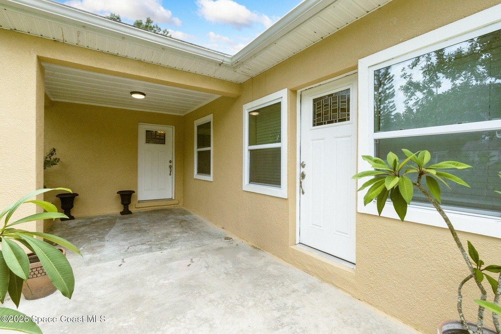 175 Nw Valencia Road - Photo 1