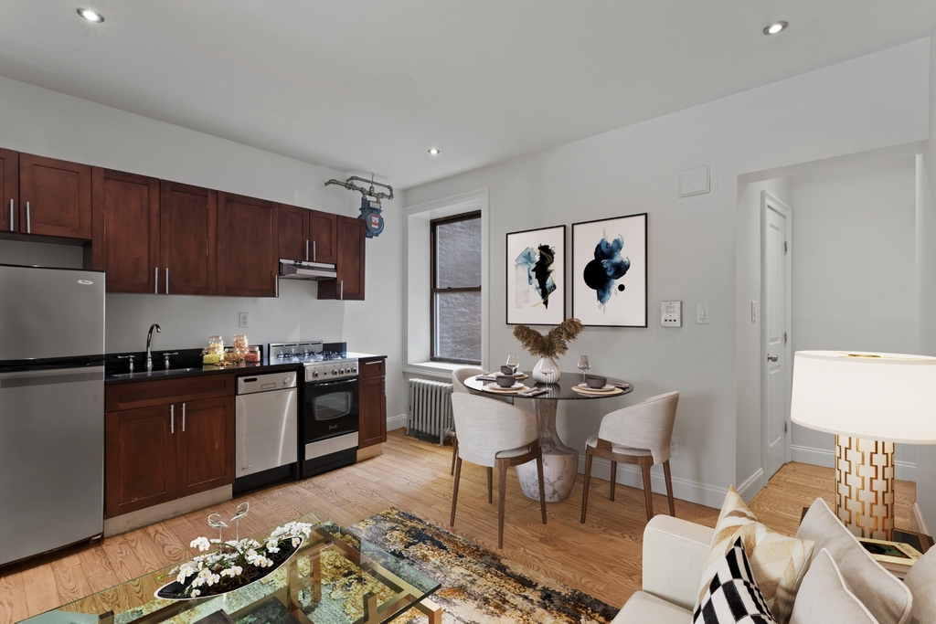 West 11th street - Photo 1