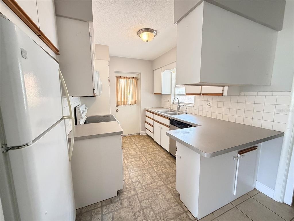 3842 Hawkeye Circle - Photo 2