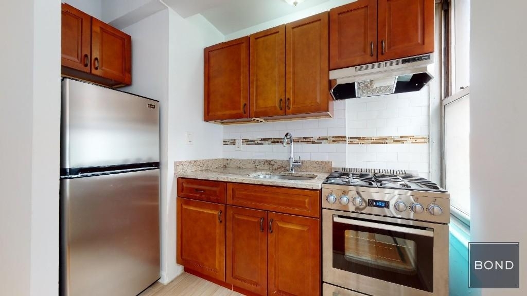 301 East 38th Street - Photo 4