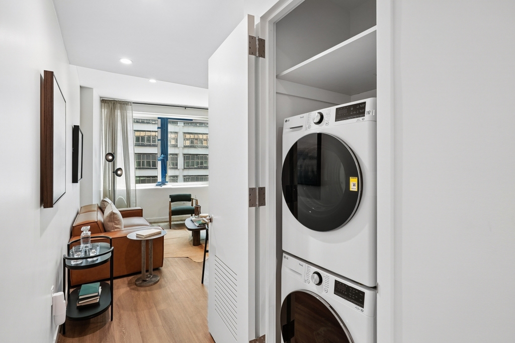 Newest Luxury Building in FiDi - Photo 3