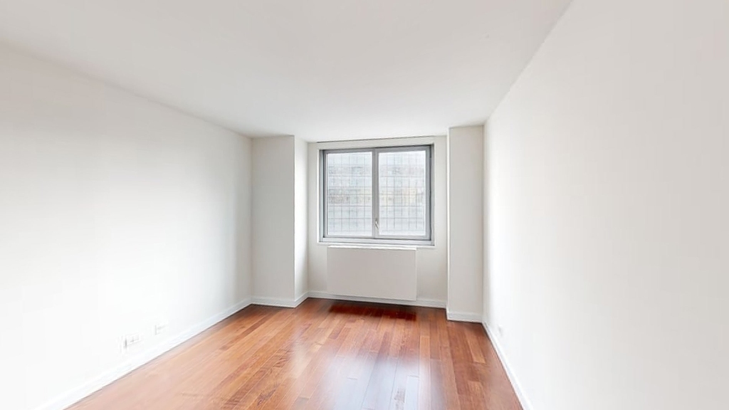 401 E 34th St - Photo 4