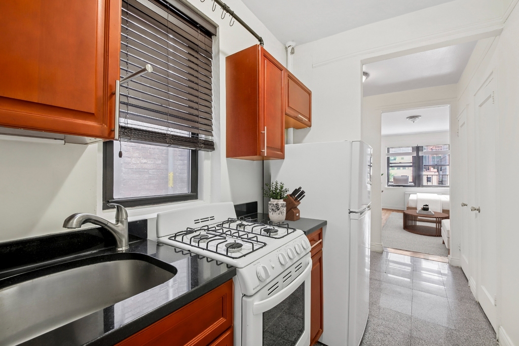 210 East 38th Street - Photo 4