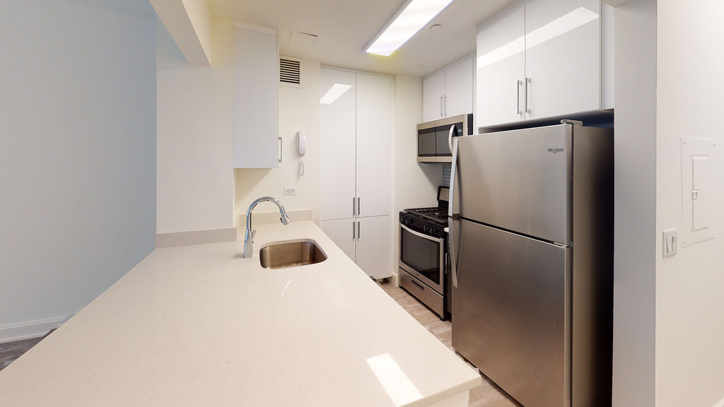 10 Hanover Square - Photo 1
