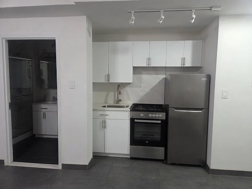 East 10th - Photo 1