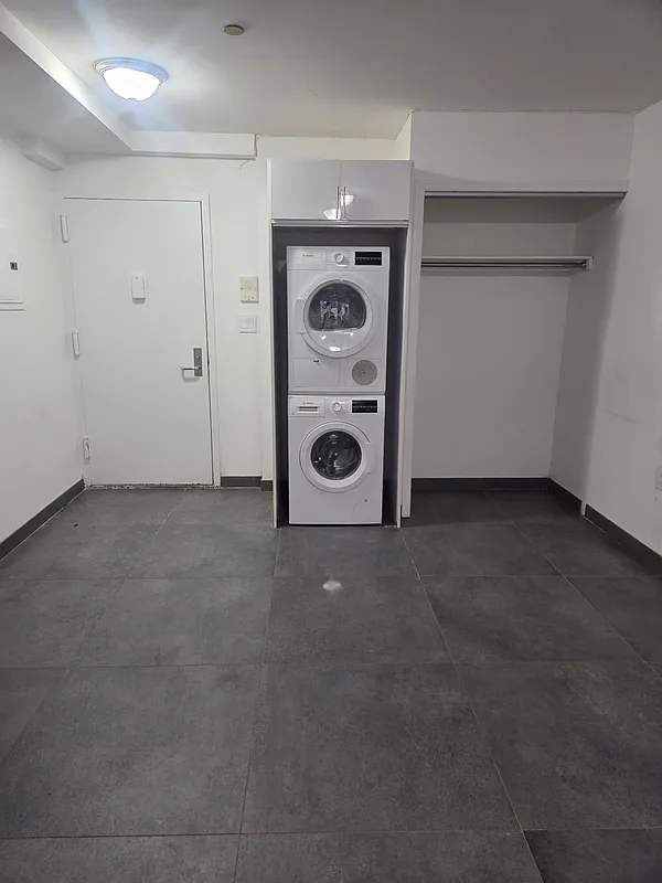 East 10th - Photo 2