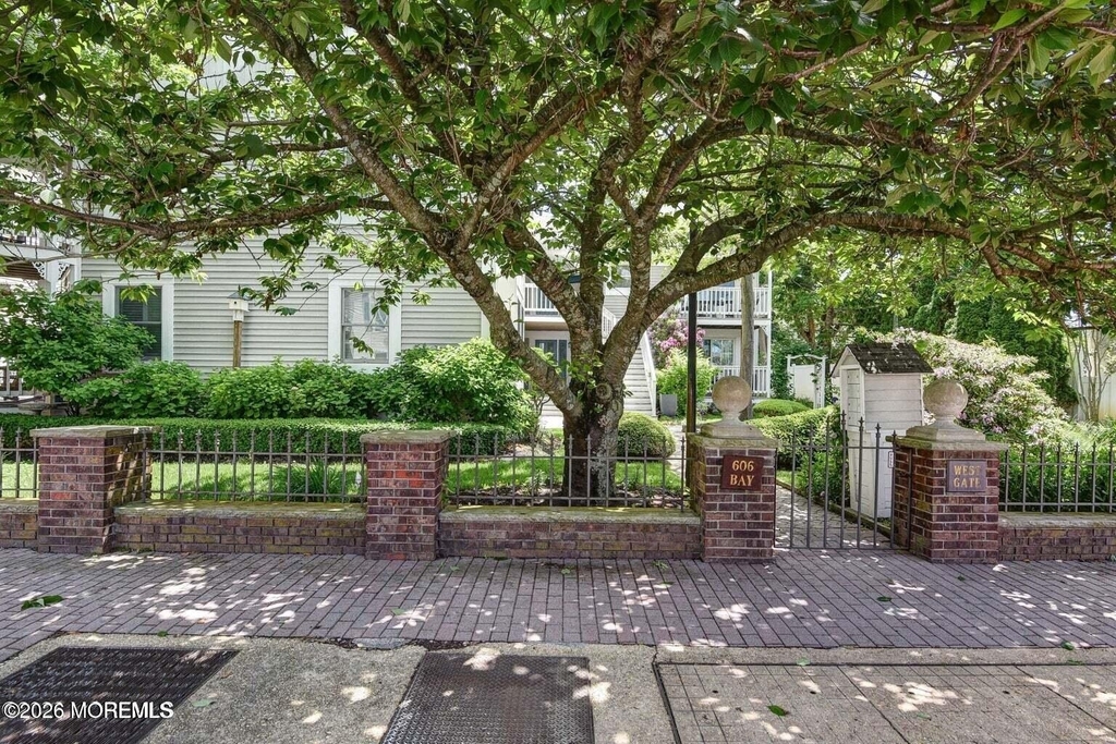 606 Bay Avenue - Photo 0
