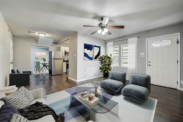 802 E Dallas Street - Photo 2