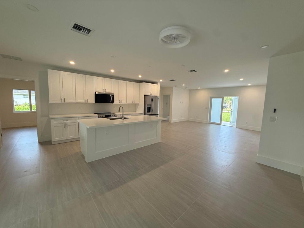11222 61st Street N - Photo 6