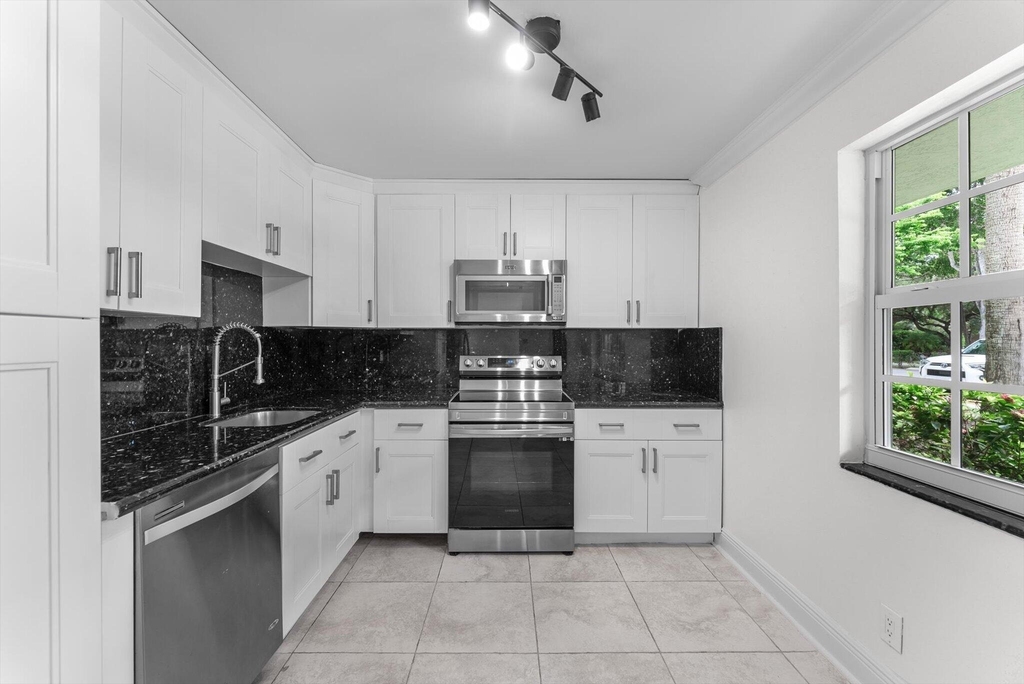 4240 Oaks Terrace - Photo 8