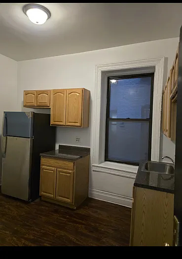 309 W 11TH ST - Photo 4