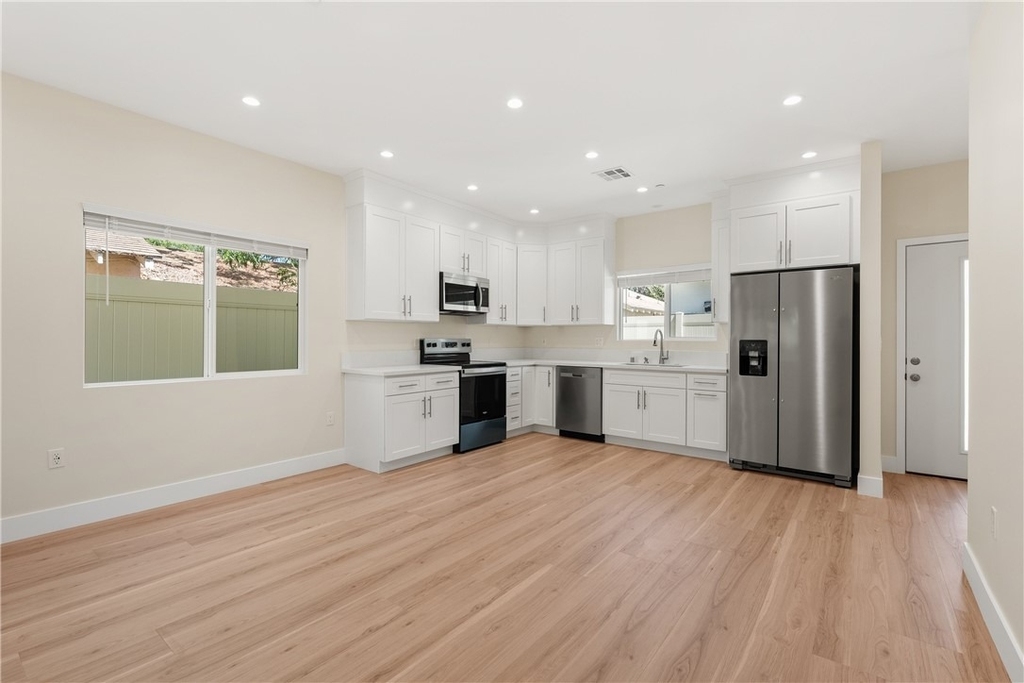 14924 Kittridge St - Photo 1