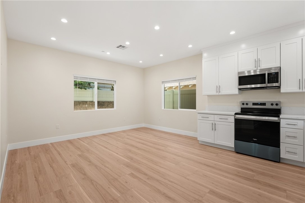 14924 Kittridge St - Photo 3