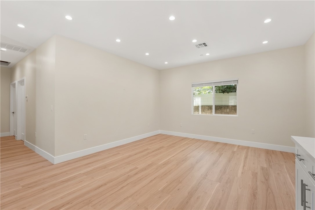 14924 Kittridge St - Photo 4