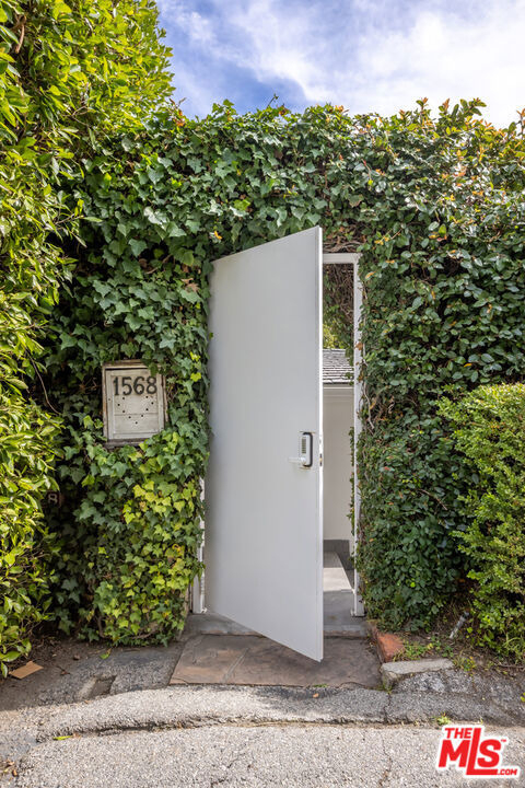 1568 Viewsite Drive - Photo 2