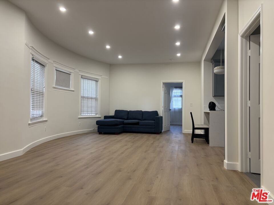 915 S Grand View Street - Photo 2