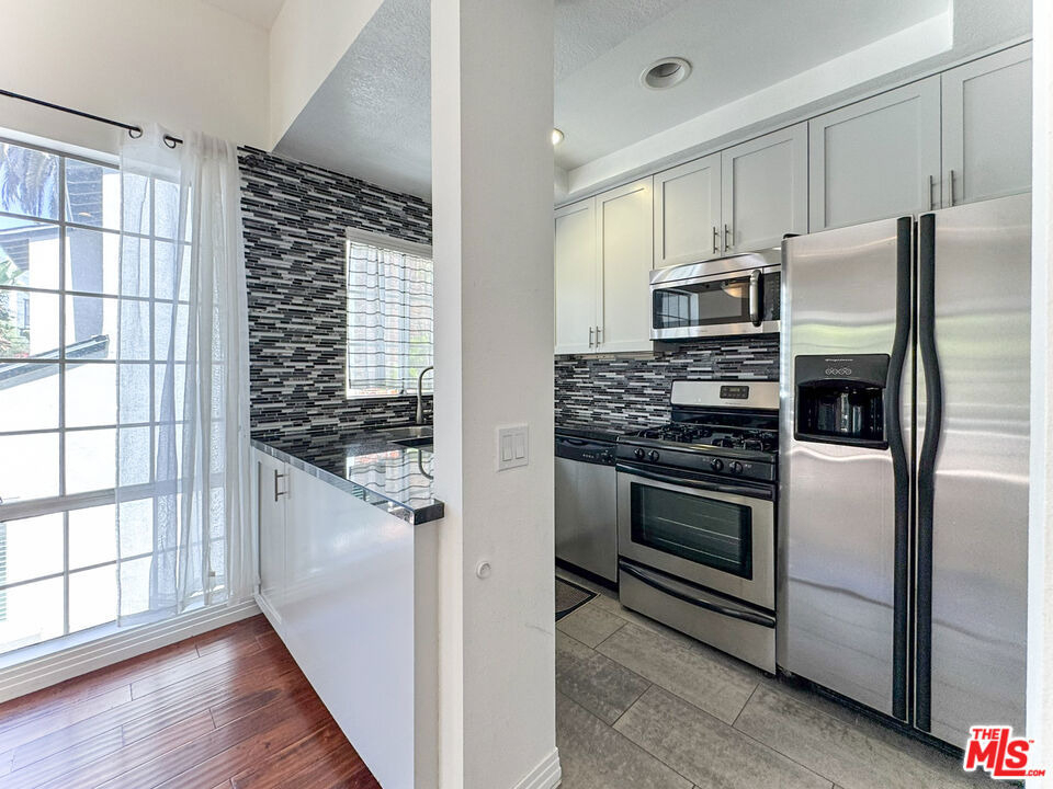 1733 Malcolm Avenue - Photo 3