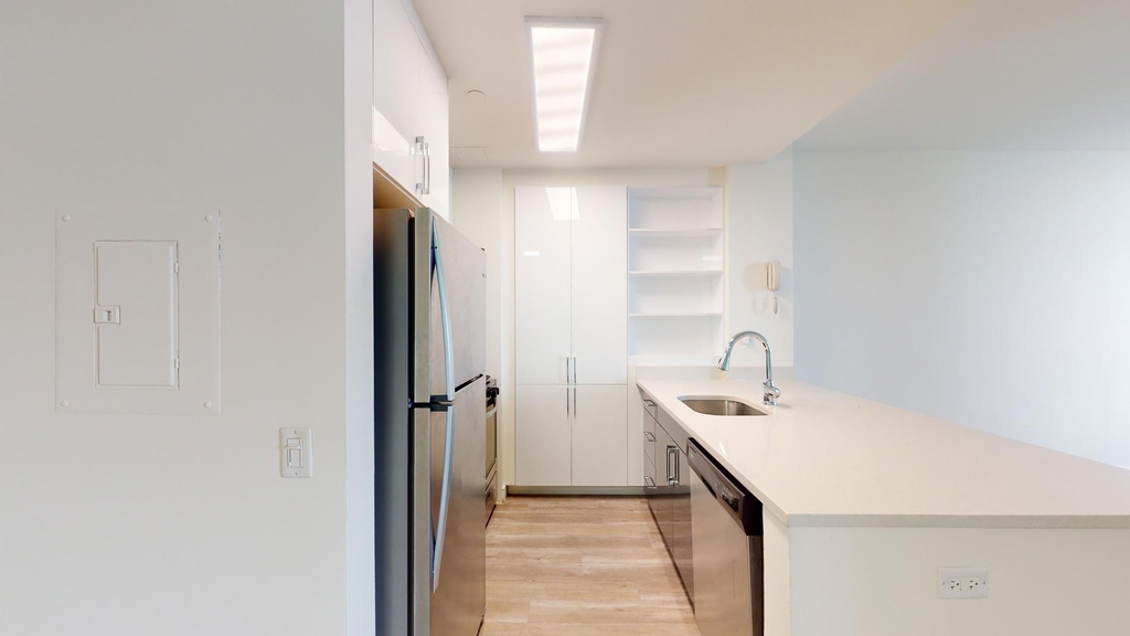 10 Hanover Square - Photo 1