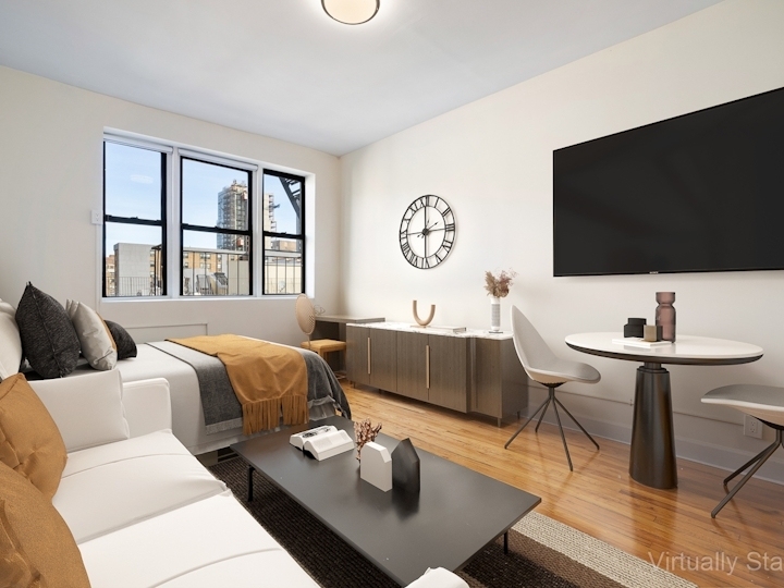 623 East 11th Street - Photo 0