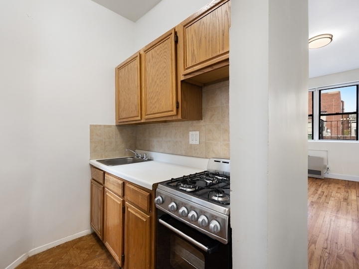 623 East 11th Street - Photo 2