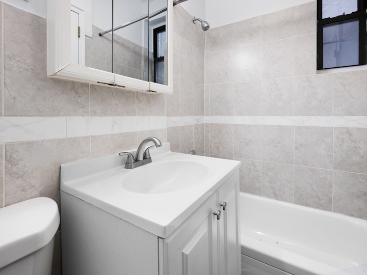 623 East 11th Street - Photo 4