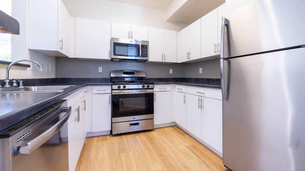 1005 N. Center Avenue - Photo 4