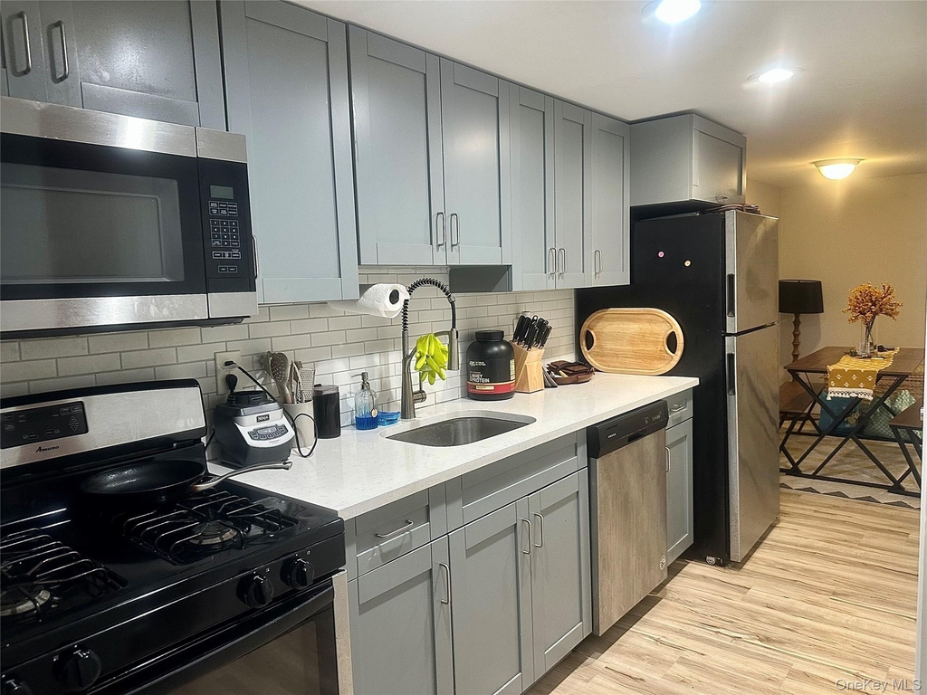 372 Verplanck Avenue - Photo 2