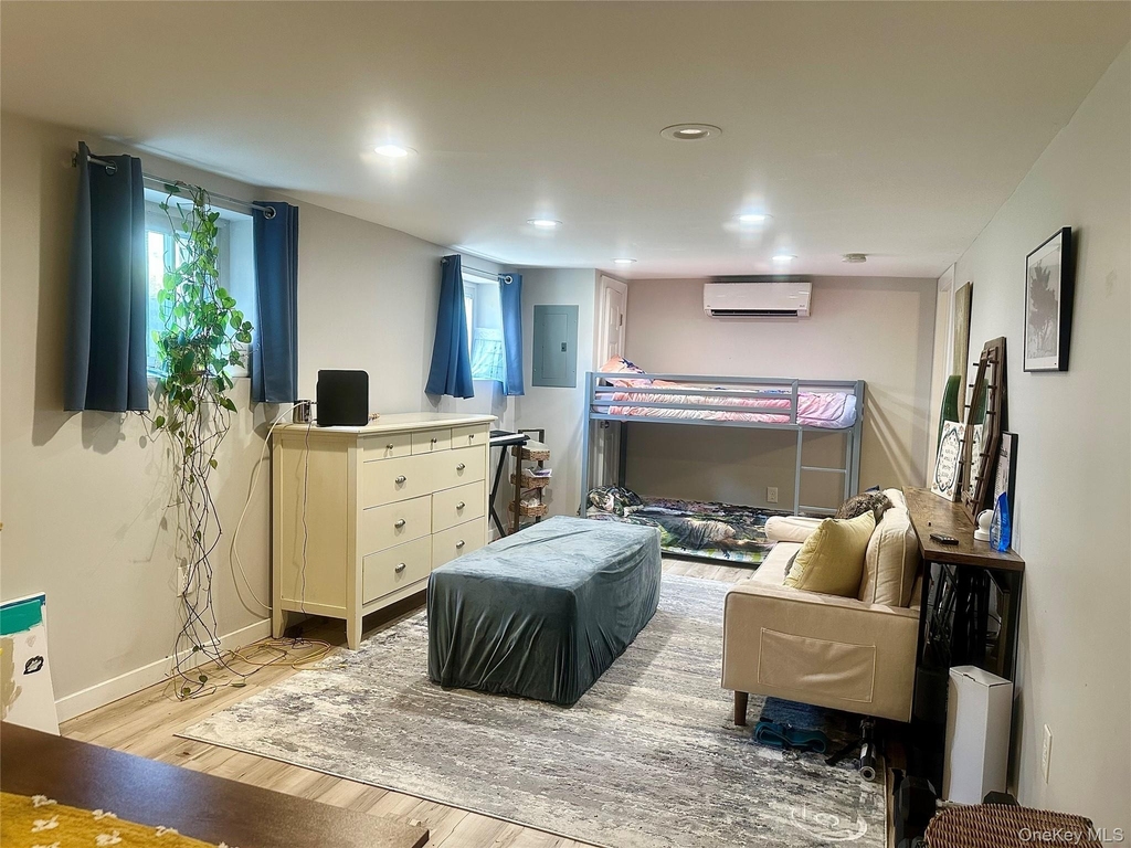 372 Verplanck Avenue - Photo 4