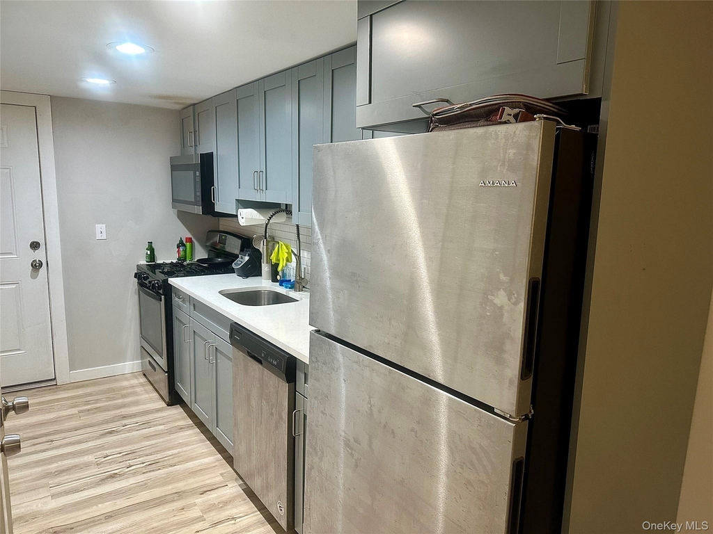 372 Verplanck Avenue - Photo 3