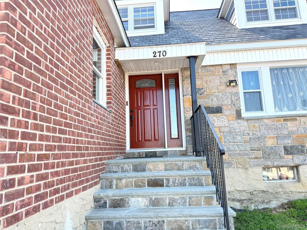 270 Gainsborg Avenue E - Photo 0