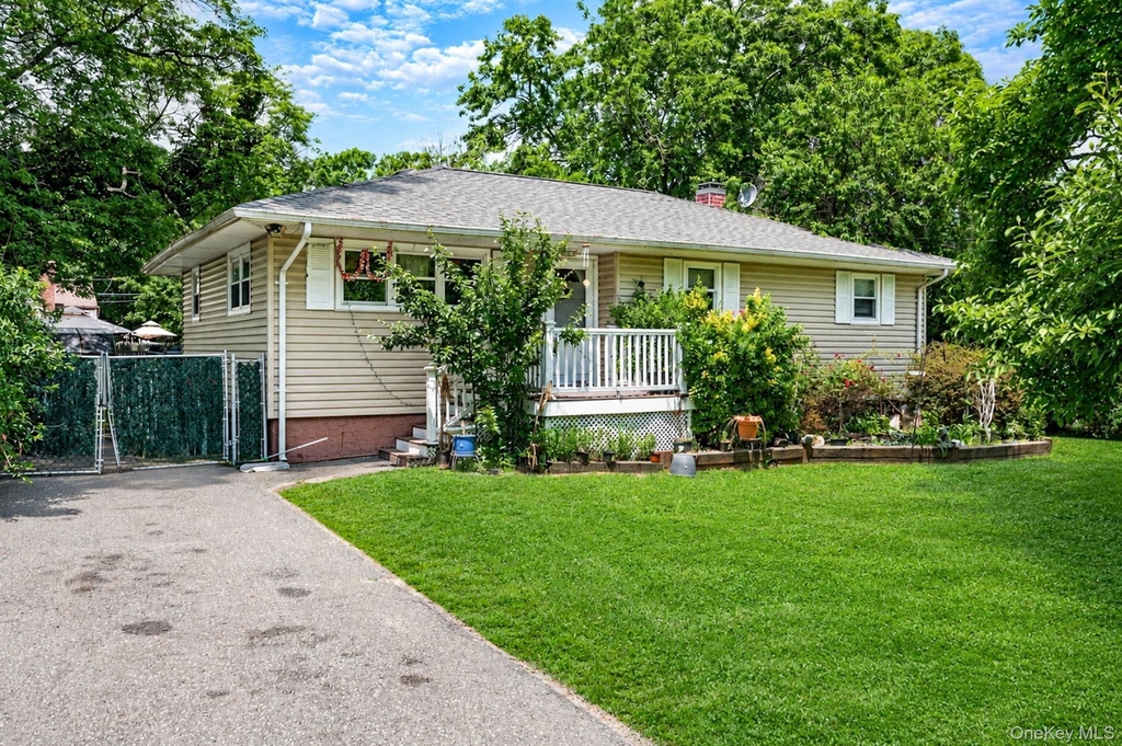 71 Pinewood Drive - Photo 0