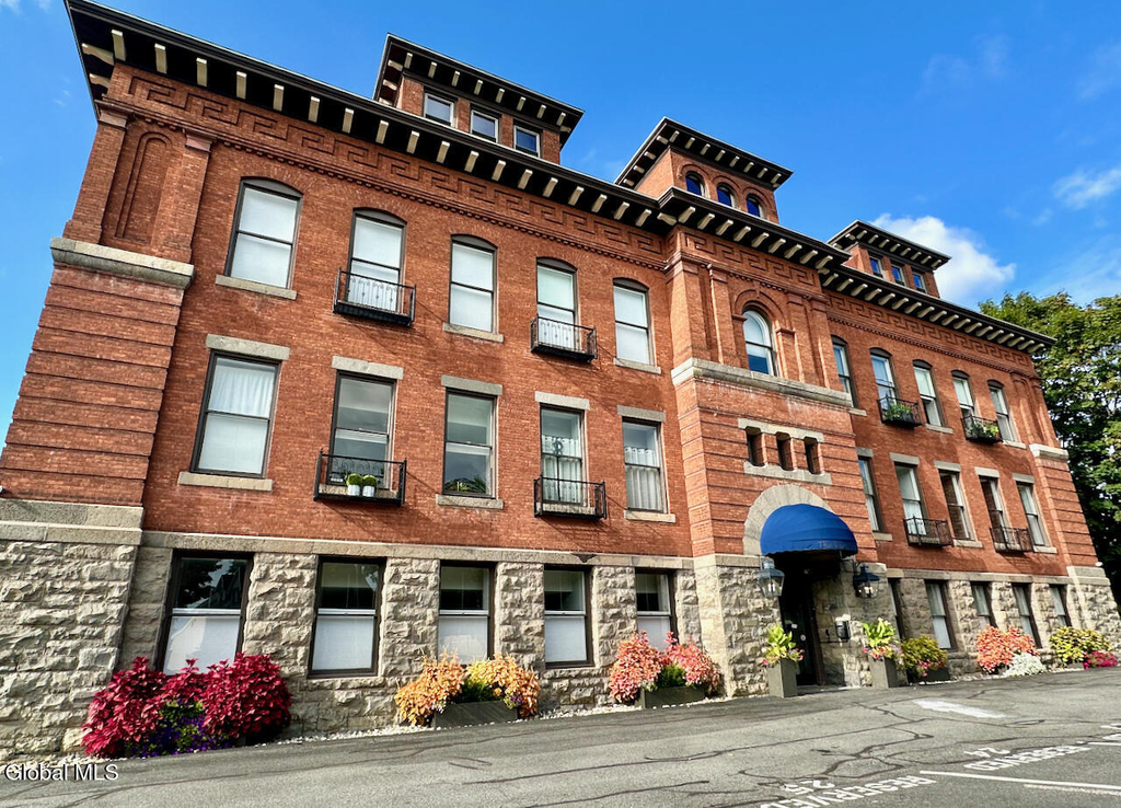 77 Van Dam Street - Photo 0