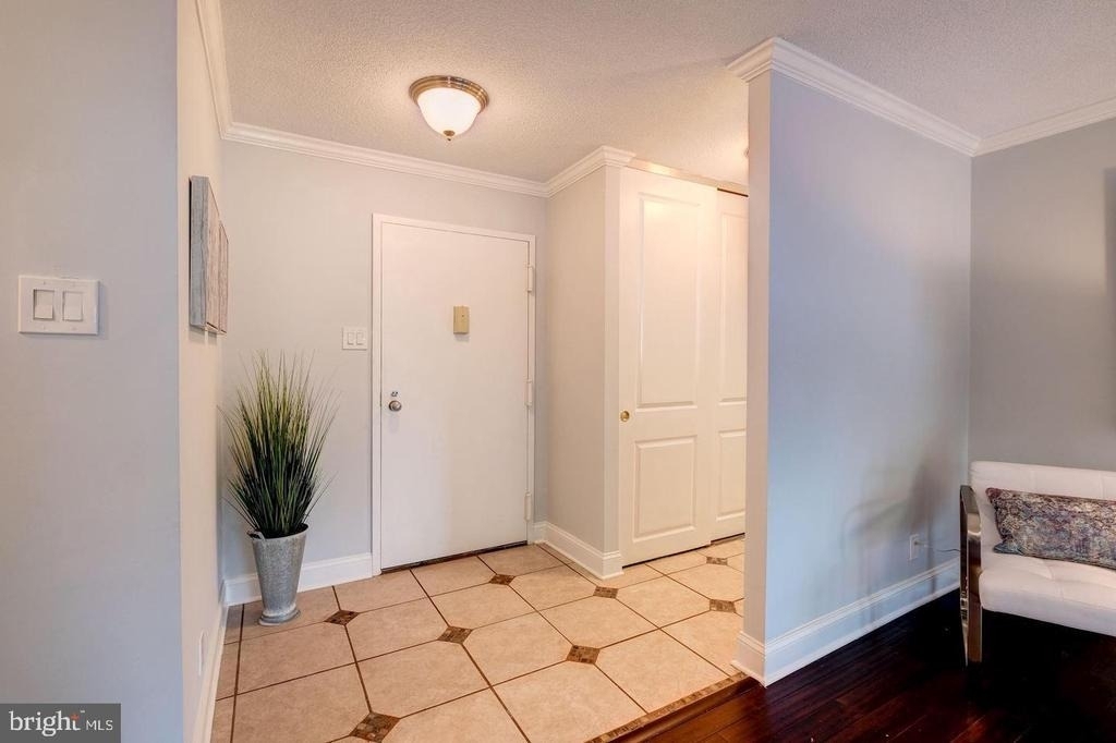 203 Yoakum Parkway - Photo 32