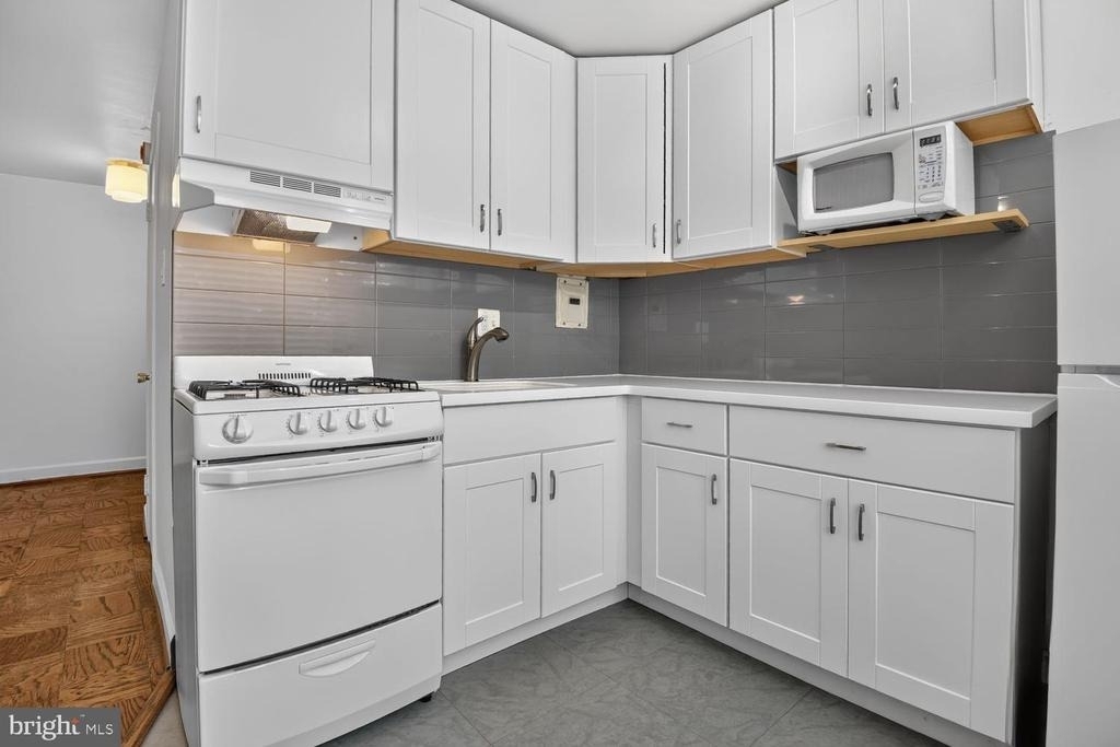 1210 N Taft Street - Photo 3