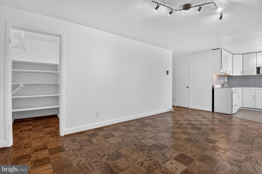 1210 N Taft Street - Photo 5