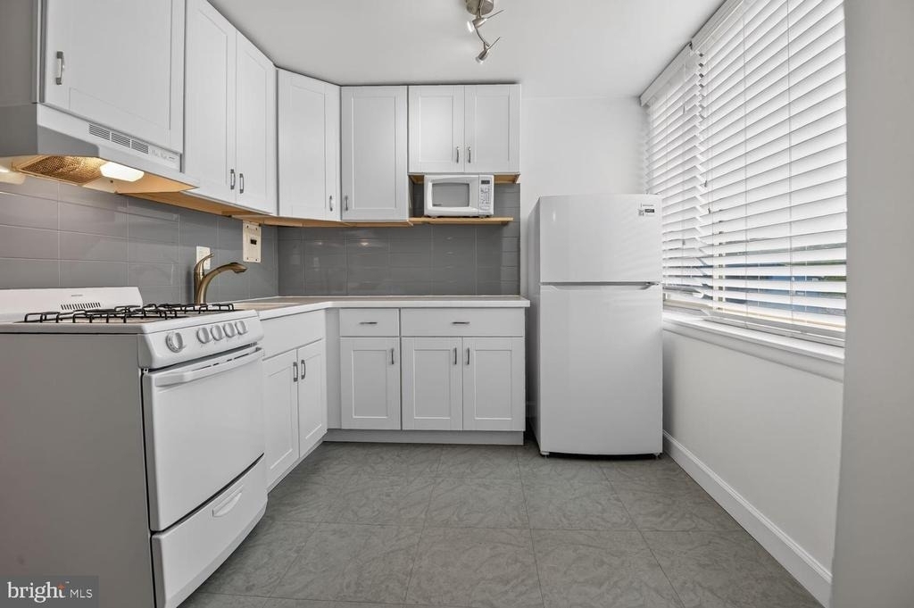 1210 N Taft Street - Photo 2